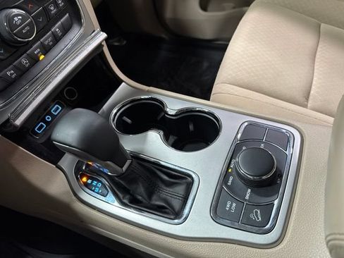 Used 2019 Jeep Grand Cherokee Laredo AWD/4WD image 22