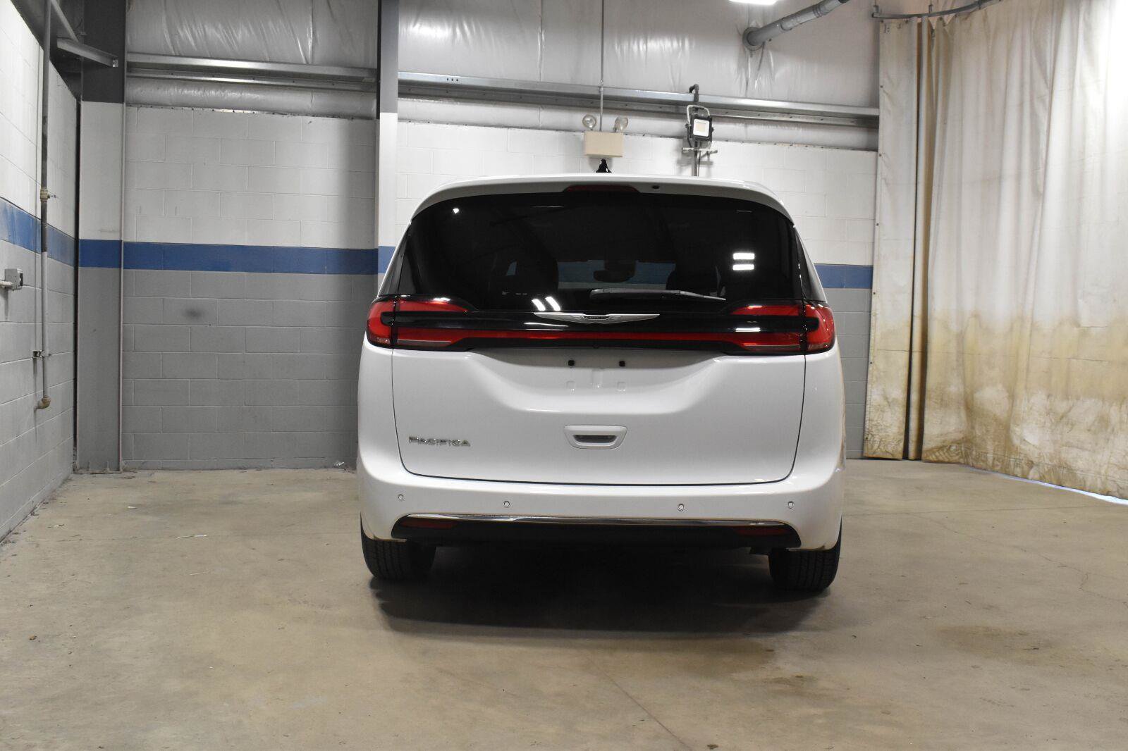 Used 2025 Chrysler Pacifica Select FWD image 23