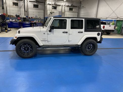 Used 2015 Jeep Wrangler Unlimited Sahara w/ Connectivity Group AWD/4WD image 4