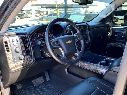 Used 2017 Chevrolet Silverado 1500 LTZ Z71 w/ Realtree Edition image 17