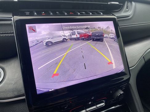 Used 2023 Jeep Grand Cherokee Limited image 21