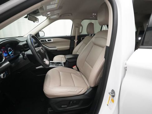 Used 2022 Ford Explorer XLT AWD/4WD image 7