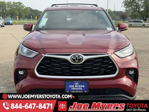 Used 2024 Toyota Highlander LE image 3