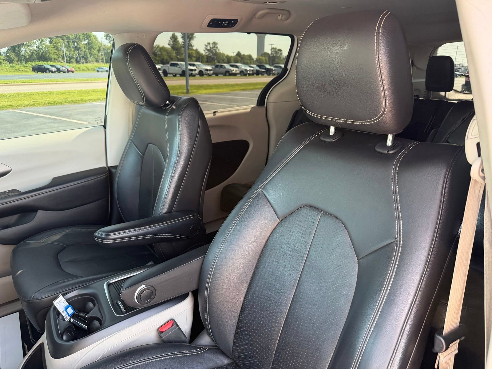 Used 2022 Chrysler Pacifica Touring-L FWD image 13