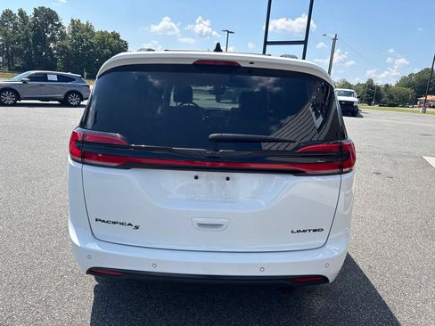 Used 2025 Chrysler Pacifica Limited FWD image 8