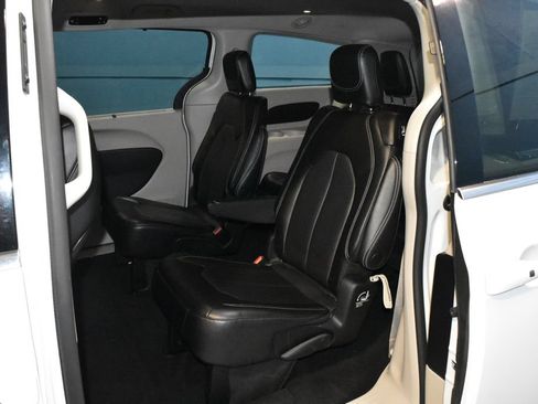 Used 2023 Chrysler Pacifica Touring-L FWD image 20