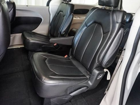 Used 2023 Chrysler Pacifica Touring-L FWD image 11
