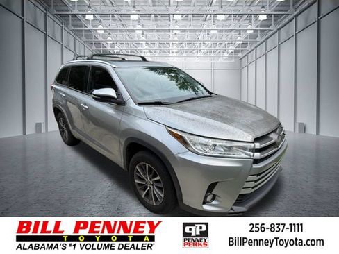 Used 2018 Toyota Highlander XLE FWD image 1