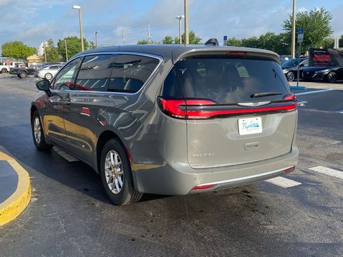 Used 2025 Chrysler Pacifica Select FWD image 7
