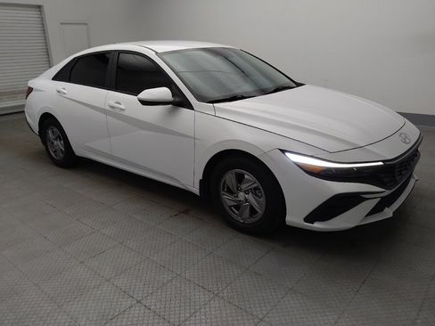 Used 2025 Hyundai Elantra SE FWD image 11