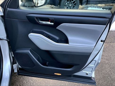 Used 2021 Toyota Highlander XLE image 22