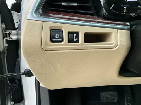 Used 2018 Cadillac XT5 Luxury w/ Driver Awareness Package image 19