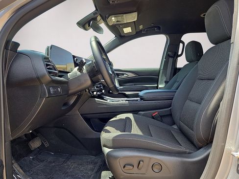 Used 2025 Chevrolet Traverse LT FWD image 24