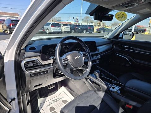 Used 2024 Kia Telluride SX Prestige w/ Towing Package image 2
