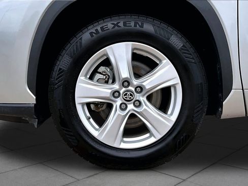 Certified 2024 Toyota Highlander LE FWD image 11