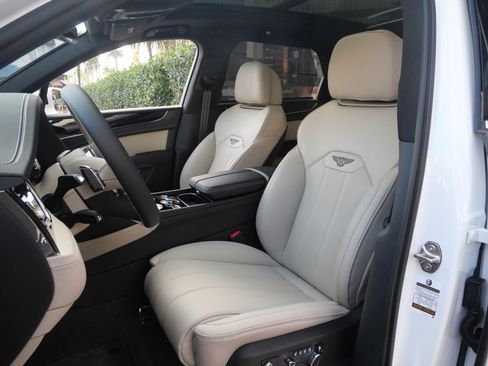 New 2025 Bentley Bentayga image 13