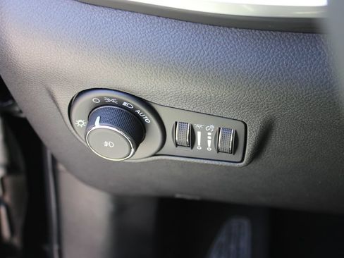 Used 2025 Jeep Compass Latitude AWD/4WD image 12