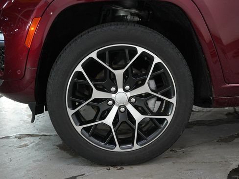 Used 2023 Jeep Grand Cherokee Summit AWD/4WD image 29