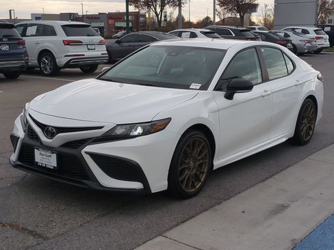 Used 2023 Toyota Camry SE image 11