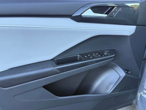 Used 2023 Volkswagen Taos SEL image 9