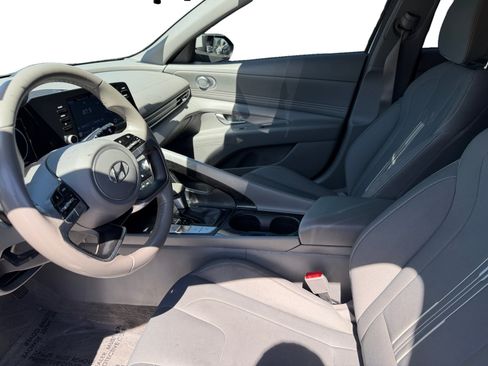 Used 2022 Hyundai Elantra SEL w/ Convenience Package FWD image 9