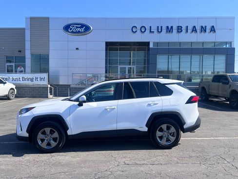 Used 2022 Toyota RAV4 LE image 2