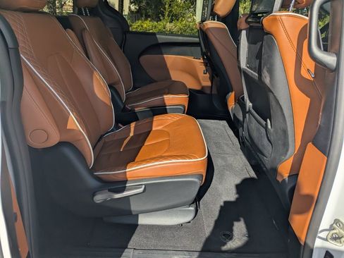 Used 2025 Chrysler Pacifica Pinnacle w/ Trailer Tow Group image 13