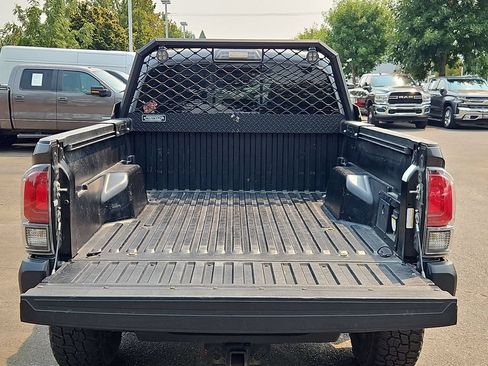 Used 2021 Toyota Tacoma TRD Off-Road AWD/4WD image 10