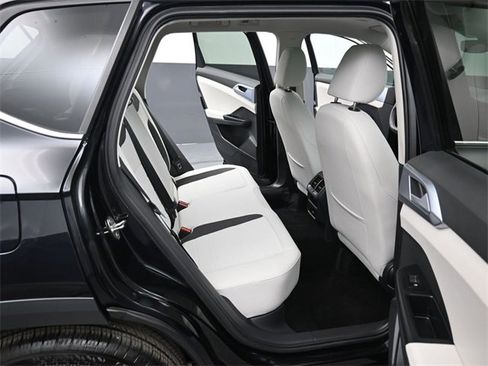 Certified 2025 Volkswagen Taos SE w/ Panoramic Sunroof Package image 32