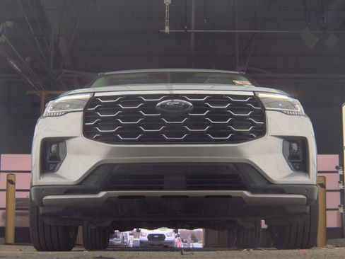 Used 2025 Ford Explorer Platinum w/ Ultimate Package AWD/4WD image 3
