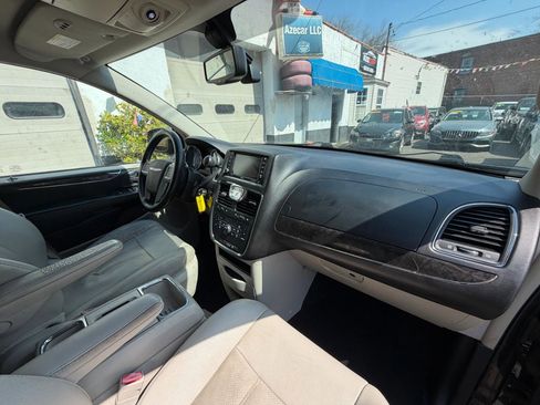 Used 2014 Chrysler Town & Country Touring-L w/ Driver Convenience Group image 29