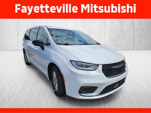 Used 2024 Chrysler Pacifica Touring-L FWD image 2