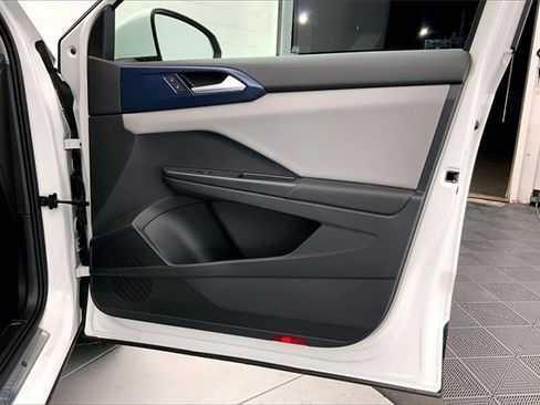 Certified 2022 Volkswagen Taos SE w/ Panoramic Sunroof Package image 20