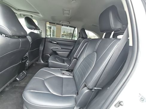 Used 2024 Toyota Highlander XLE image 10