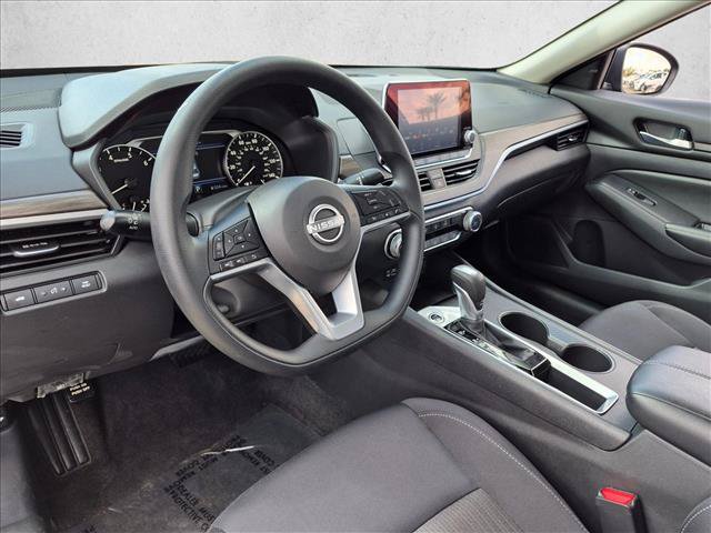 Used 2025 Nissan Altima 2.5 SV FWD image 12