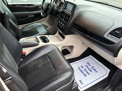 Used 2017 Dodge Grand Caravan SXT image 25