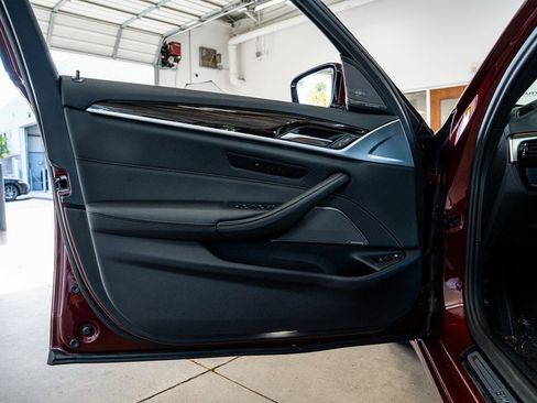 Used 2023 BMW 530e xDrive image 33