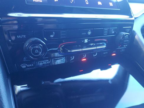 New 2025 Jeep Grand Cherokee Altitude image 17