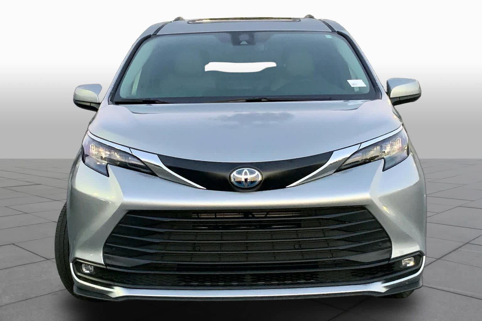 Used 2025 Toyota Sienna XLE FWD image 4