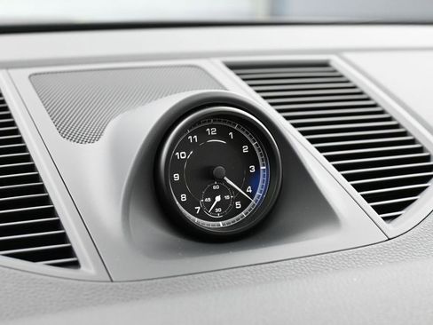 Used 2025 Porsche Macan AWD/4WD image 21