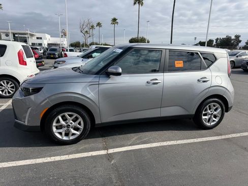 Used 2023 Kia Soul LX w/ LX Technology Package image 2
