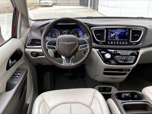 Used 2020 Chrysler Pacifica Touring-L w/ Premium Audio Group image 5