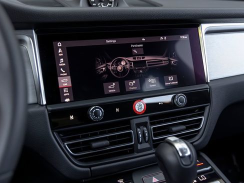 Certified 2026 Porsche Macan AWD/4WD image 36
