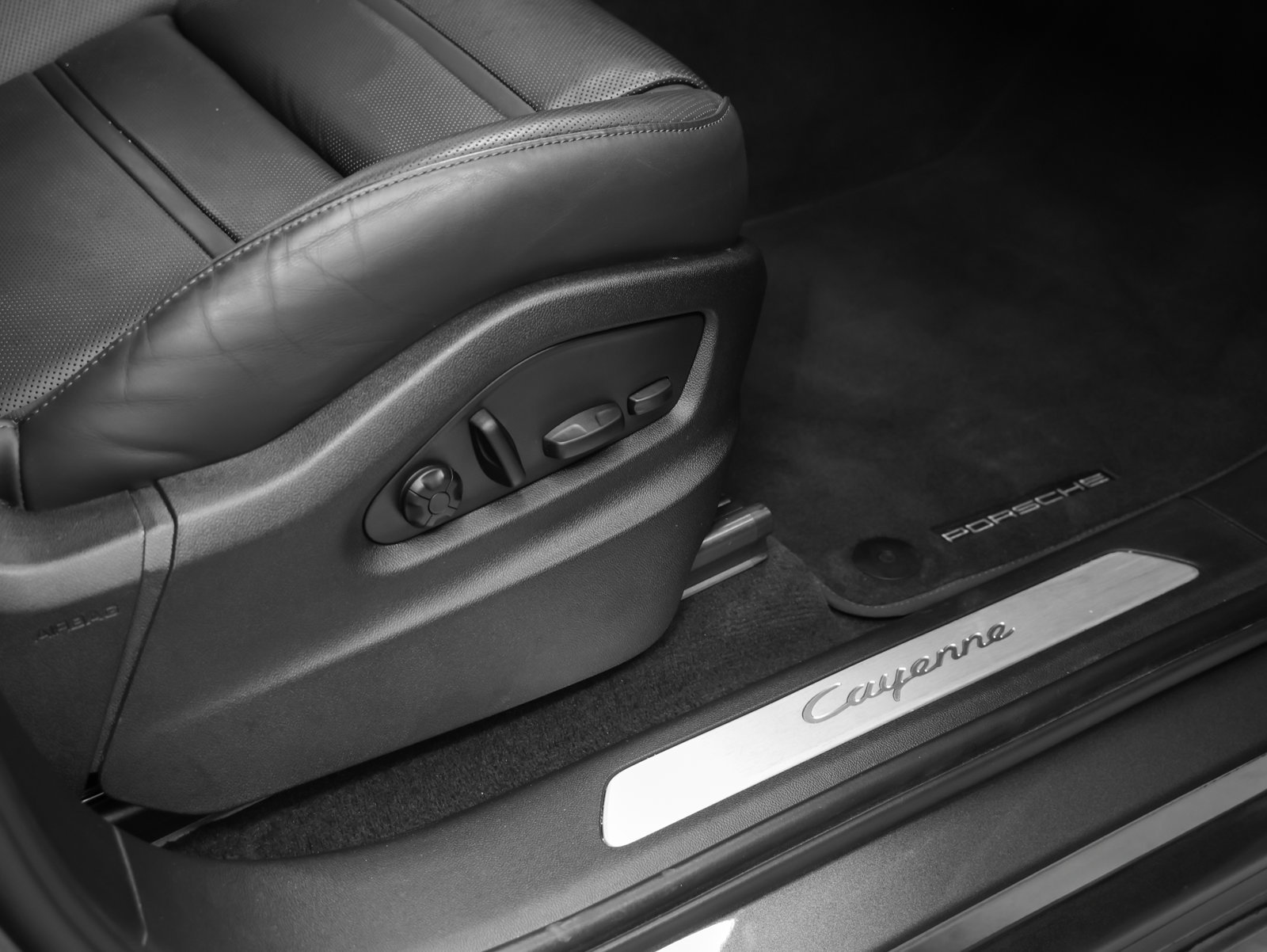 Certified 2023 Porsche Cayenne AWD/4WD image 17