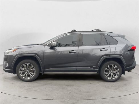 Used 2022 Toyota RAV4 XLE Premium image 2