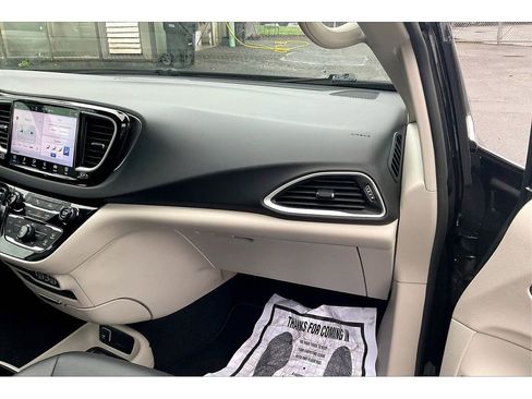 Used 2024 Chrysler Pacifica Touring-L image 16