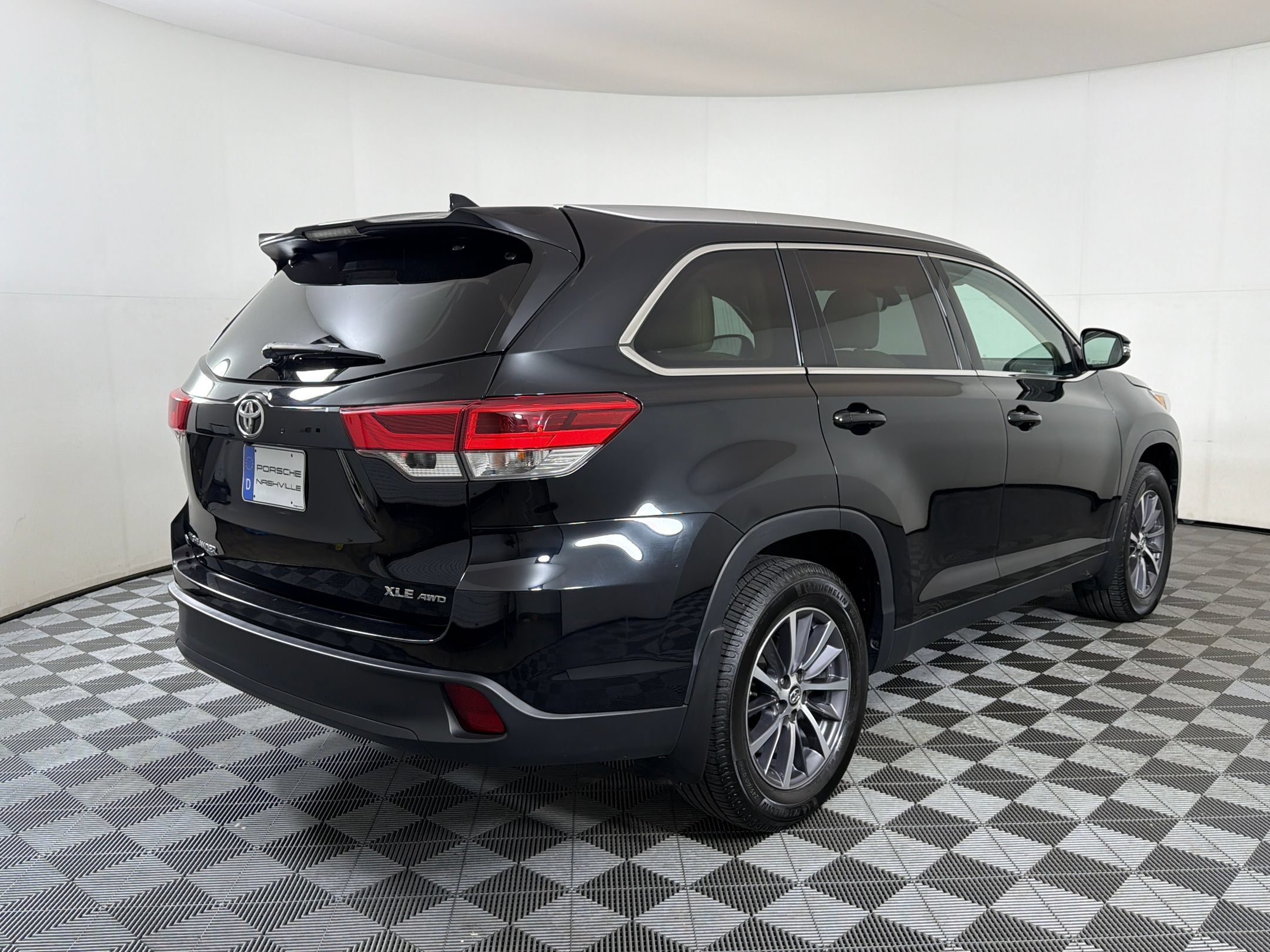 Used 2019 Toyota Highlander XLE AWD/4WD image 10
