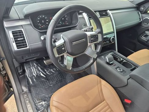 Used 2024 Land Rover Discovery Dynamic SE AWD/4WD image 11
