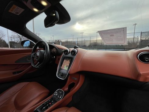 Used 2017 McLaren 570S image 25