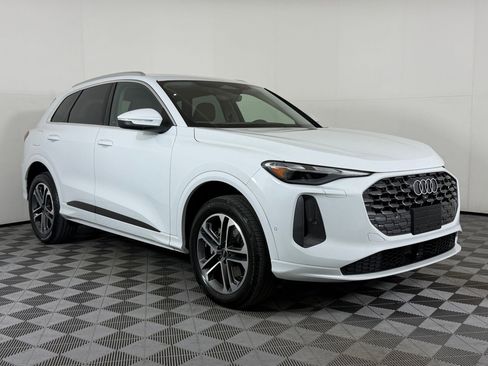 Used 2025 Audi Q5 Premium w/ Convenience Package image 7